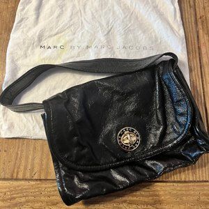 MARC BY MARC JACOBS PATENT LEATHER BLACK HANDBAG